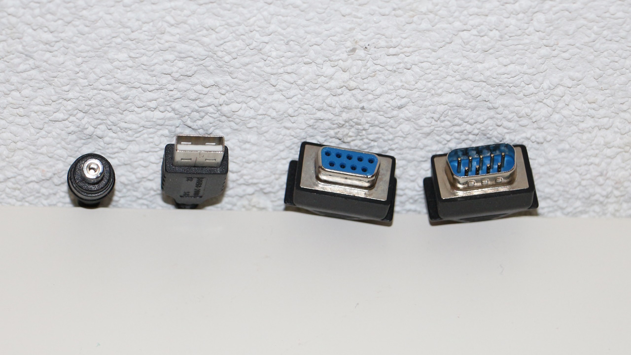 Anschlusskabel für Netzteil, USB-Kabel für PC, H-Schaltung (weiblich) und Pedalen (weiblich)